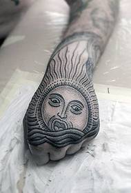 Hand mysterieus tribal wind zon tattoo patroon