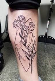 djem viç në dorën e zezë të thjeshtë të dorës dhe fotografinë e tatuazheve të luleve të bimëve