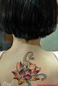 Schéint Moud Lotus Tattoo Muster op der Réck vum Meedchen