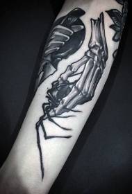 Braço nova escola estilo preto cinzas mão segurando tatuagem de aranha