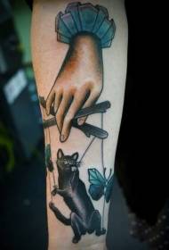 Mano de debuxos animados de pequeno tamaño de brazo con gato de monicreques e patrón de tatuaxe de bolboreta
