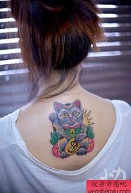 Lányok hátsó népszerű hátuljára integető macska tetoválás mintája