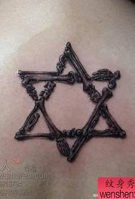Popularni šesterokraki uzorak zvijezde tetovaža na leđima