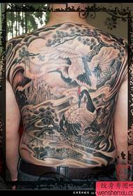 Klasyczny oddzielny męski wzór tatuażu białego żurawia z pełnym żurawiem