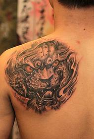 pattern ng isang back Tang lion tattoo