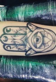 Wzór tatuażu ramię czarny szary punkt stab martima ręka