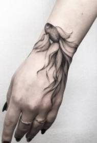 Hand-back tetování Řada stylových a výrazných hand-back tetování