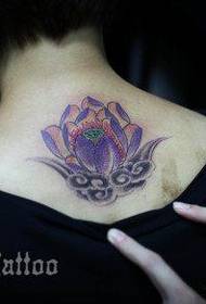 女の子の背中で人気のある蓮の花のタトゥーパターン