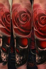 Braccio realistico cranio umano di colore con tatuaggio rosa