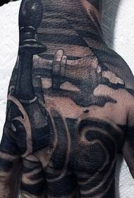 Czarno-szary realistyczny tatuaż figury szachowej z tyłu dłoni