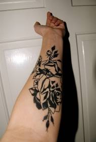 Bellissimo modello di tatuaggio rosa bianco e nero sul braccio