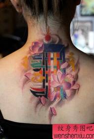 um padrão de tatuagem de lótus sânscrito no pescoço traseiro
