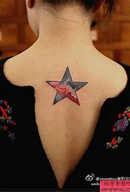 Kvinde tilbage stjernet fem-spids stjerne tatovering mønster