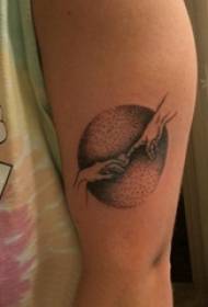 Braccio a mano ragazzo piccolo modello grande braccio sulla foto tatuaggio mano nera