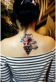Një model i bukur tatuazhi zambak i zi dhe i bardhë në pjesën e pasme të vajzës