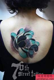 Pragtige pop lotus tattoo patroon op die agterkant van die meisie