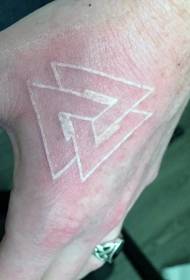 手の白い小さな幾何学的なインクのタトゥーパターン