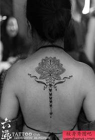 少女背上流行的梵高蓮花紋身圖案
