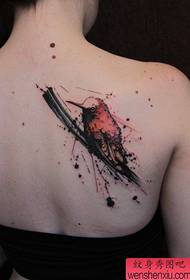 Gražus nugaros dažytas kolibrio tatuiruotės modelis ant merginų nugaros