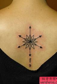 Tjej tillbaka ett totem kompass tatuering mönster
