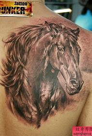 ein laufendes Pferd Tattoo auf dem Rücken