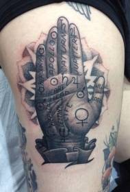 Coscia nera grigia mano dell'uomo con motivo a tatuaggio lettera