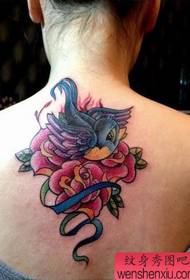 Mergaitė su gražiai atrodančia kregžde ir rožės tatuiruote ant nugaros