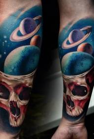 Crâne humain coloré de bras nouveau style avec tatouage de la planète