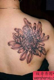 Kukongola kwa tattoo kumbuyo kwa chrysanthemum