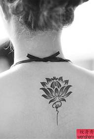 Espectáculo de tatuaxes, recomenda un patrón de tatuaxe de loto ás costas dunha muller