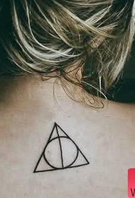 Malgranda freŝa malantaŭa triangula ronda tatuaje