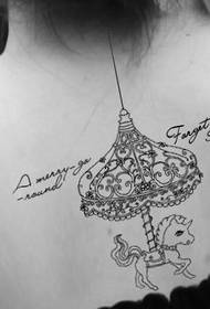Áilleacht ais patrún tattoo clasaiceach timpeallán