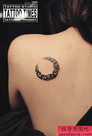 Malgranda freŝa virino reen luno totema tatuaje funkcias