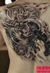 Gipakita ang tattoo, girekomenda ang usa ka tattoo sa likod