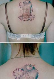 Fată pasăre în spate cu model de tatuaj birdcage