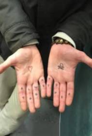 17 kleng handgeschriwwene Tattooen um Réck vun der Hand a Handfläch