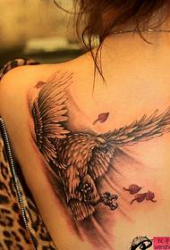 Show de tatuagem, recomendo o padrão de tatuagem da águia nas costas de uma mulher