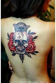 Ang bantog nga mga rosas sa pop ug skull sa tattoo sa mga batang babaye