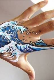 Mẫu hình xăm lượn sóng màu nước đẹp ở mu bàn tay