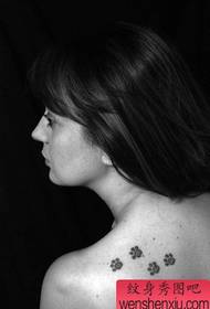 Piccoli tatuaggi di impronta posteriore fresca