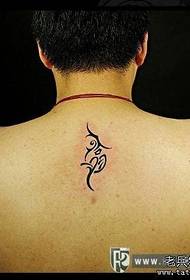 Patrón de tatuaxe con tótem de personalidade de costas masculinas