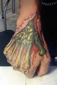 Zombies mbresëlënëse në anën e pasme të dorës si një tatuazh shumëngjyrësh