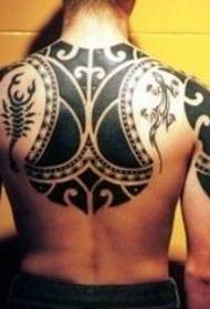 Motivo tatuaggio geco scorpione totem con mezza schiena