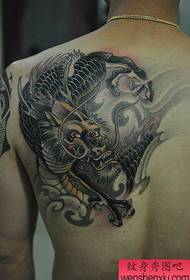 მამრობითი უკან unicorn tattoo ნიმუში