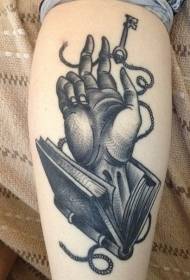 Kalb Gravur Stil schwarze Hand Schlüssel und Buch Tattoo-Muster