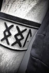 Арм црни минималистички узорак тетоваже украса