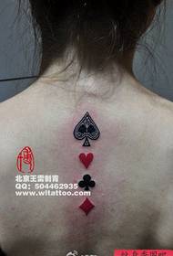 Красива дівчина гральних карт татуювання на спині дівчат
