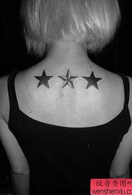 Majhna sveža hrbtna tri petokrake zvezdaste tatoo deluje