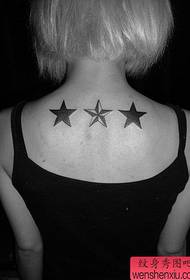 Ang gamay nga lab-as nga balik sa tulo nga lima nga gitudlo nga star tattoo nga buhat