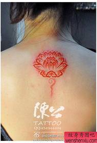 Popularni klasični uzorak tetovaža lotosa za djevojčice s leđa